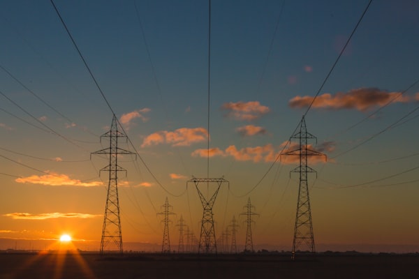 Tendido eléctrico al atardecer