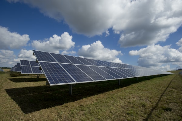 Paneles solares fotovoltaicos bajo un cielo despejado